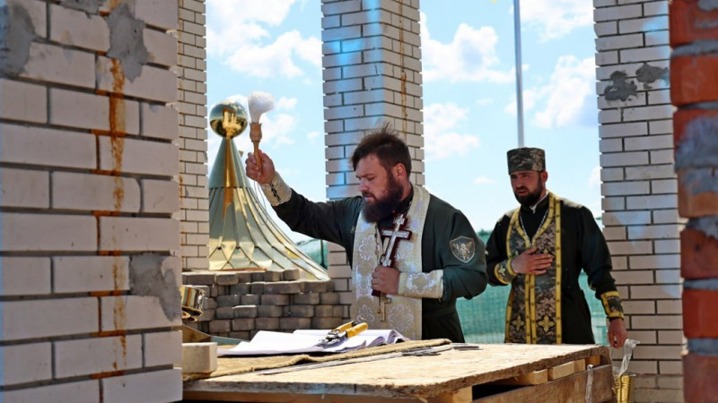У Чернігові освятили купол, який встановлять на каплиці на кладовищі "Яцево": що відомо про реконструкцію цієї споруди