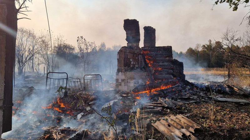 Згоріло 25 житлових будинків: росіяни обстріляли село на прикордонні Чернігівщини