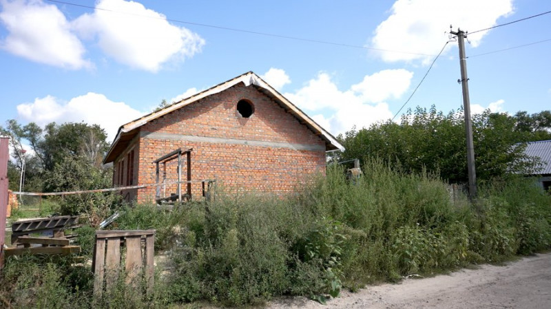 "Я відчуваю, що маю бути тут": як на Чернігівщині волонтери з усього світу відбудовують ущент зруйновані війною будинки