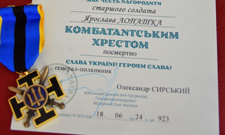 Державна нагорода посмертно: на Чернігівщині батькам загиблого захисника вручили «Комбатантський хрест»