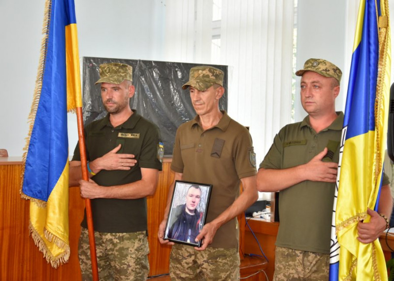 Державна нагорода посмертно: на Чернігівщині батькам загиблого захисника вручили «Комбатантський хрест»