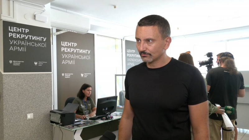 Перший Центр рекрутингу української армії відкрили у Чернігові