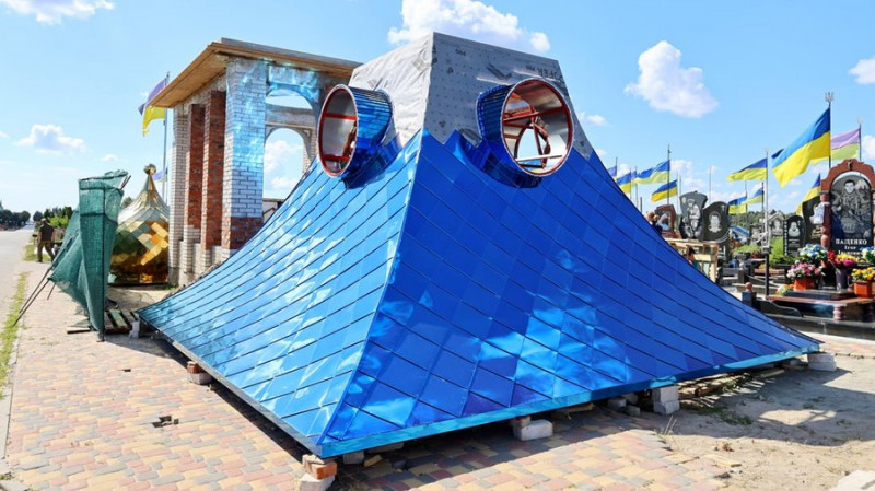 У Чернігові освятили купол, який встановлять на каплиці на кладовищі "Яцево": що відомо про реконструкцію цієї споруди