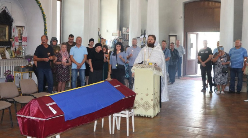 На Чернігівщині попрощались із воїном, який помер у лікарні в Німеччині від наслідків тяжких поранень 