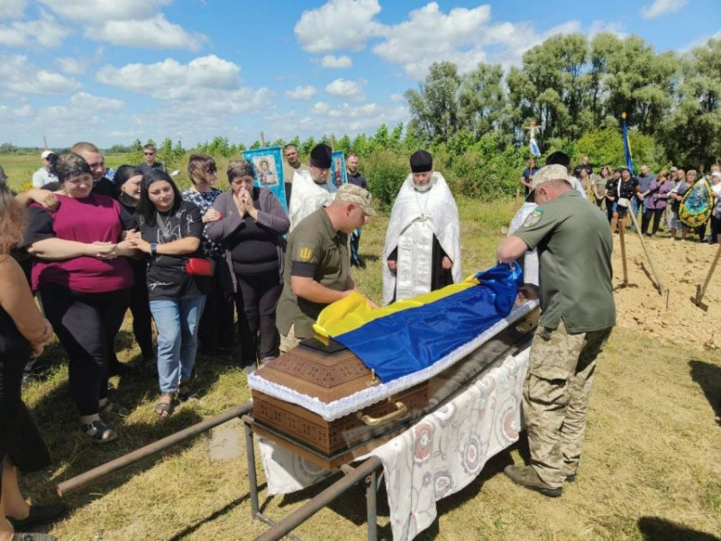 На Чернігівщині попрощалися із загиблим воїном, багатодітним батьком