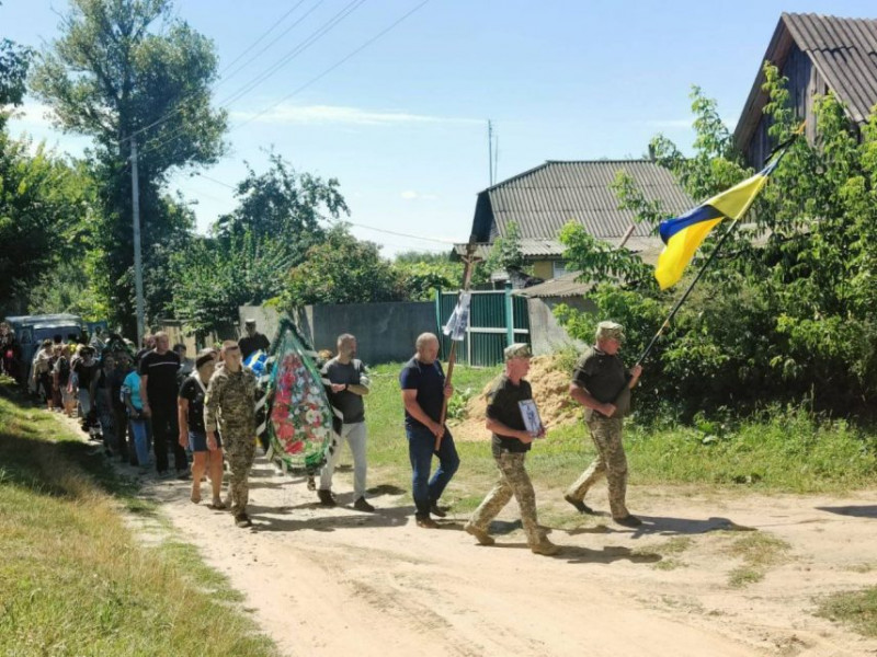 На Чернігівщині попрощалися із загиблим воїном, багатодітним батьком