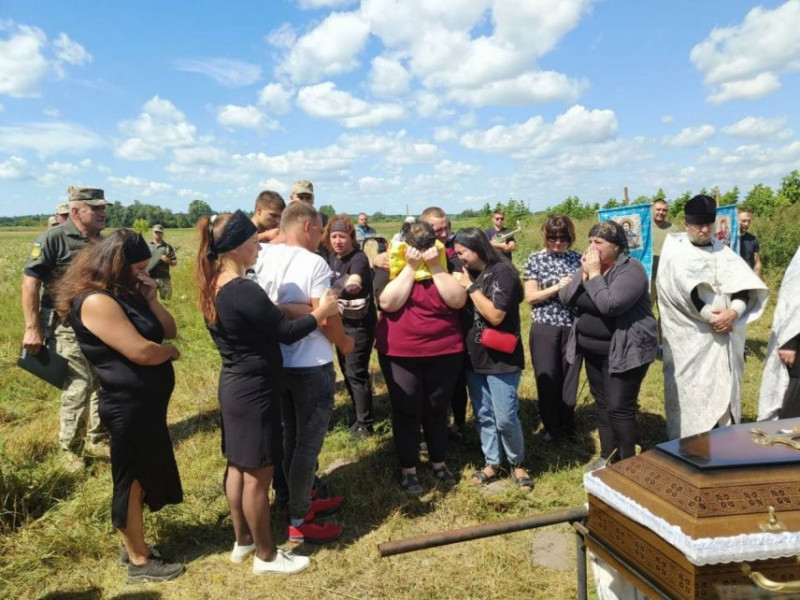 На Чернігівщині попрощалися із загиблим воїном, багатодітним батьком