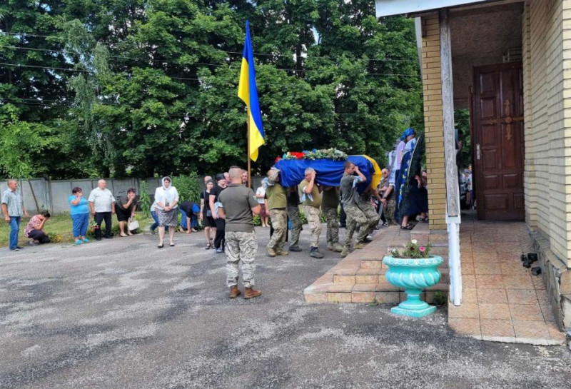 На Чернігівщині попрощалися з загиблим воїном, який загинув на Донеччині