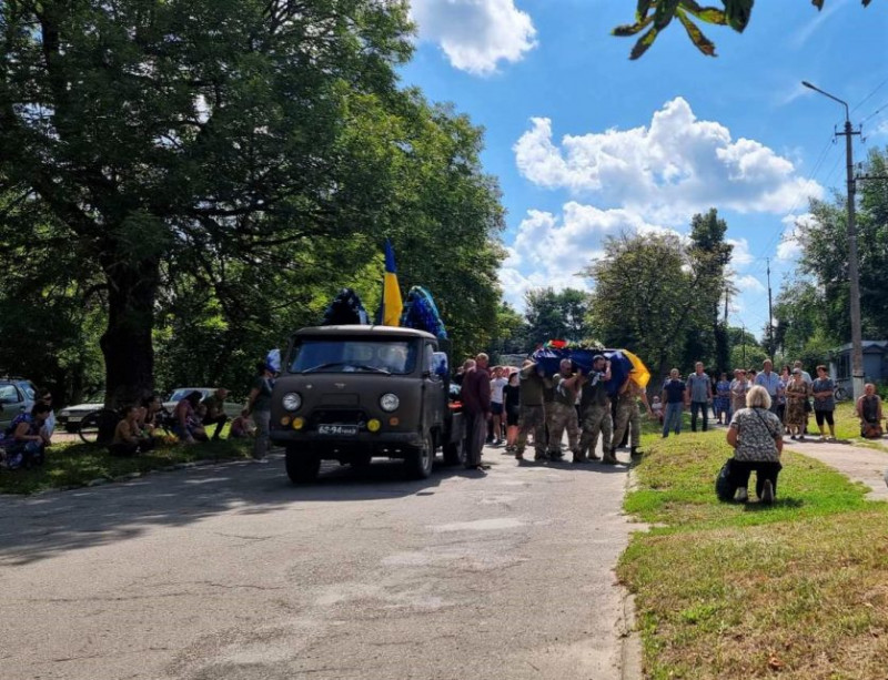 На Чернігівщині попрощалися з загиблим воїном, який загинув на Донеччині