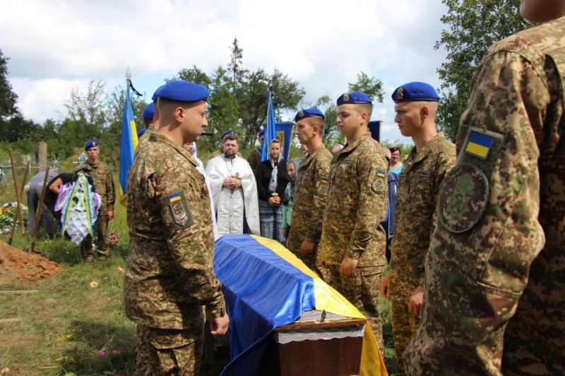 На Чернігівщині попрощалися з захисником, що загинув на Луганщині