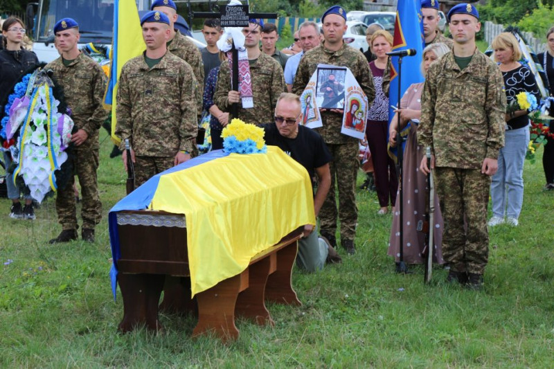 На Чернігівщині попрощалися з захисником, що загинув на Луганщині