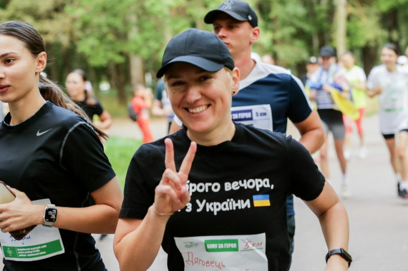 На картках з номерами-імена полеглих захисників: на Чернігівщині пройшов патріотичний забіг