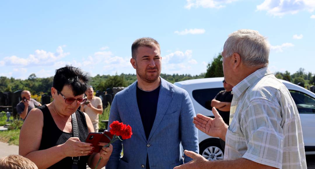 На кладовищі в Ялівщині роблять освітлення і встановлять камери відеонагляду – вчиняються акти вандалізму на могилах