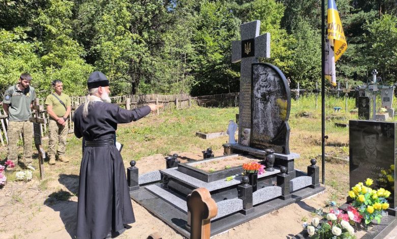 На могилі захисника з Чернігівщини освятили пам’ятник