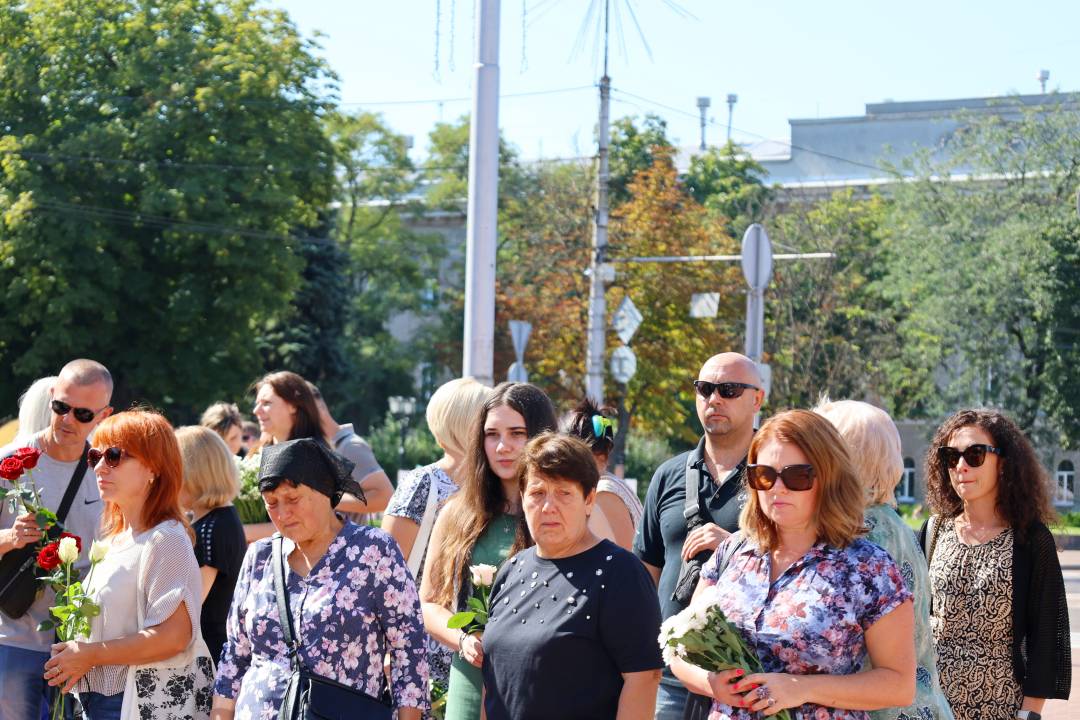 Перша річниця трагедії: в Чернігові вшанували пам'ять загиблих внаслідок ракетного удару рф 19 серпня