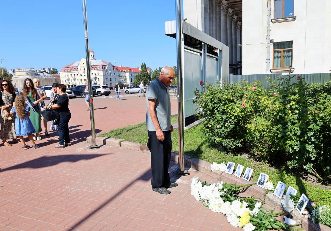 Перша річниця трагедії: в Чернігові вшанували пам'ять загиблих внаслідок ракетного удару рф 19 серпня