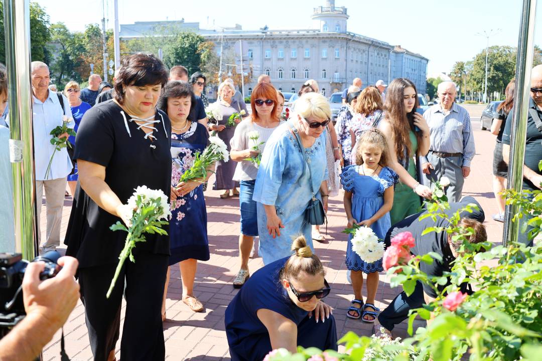 Перша річниця трагедії: в Чернігові вшанували пам'ять загиблих внаслідок ракетного удару рф 19 серпня