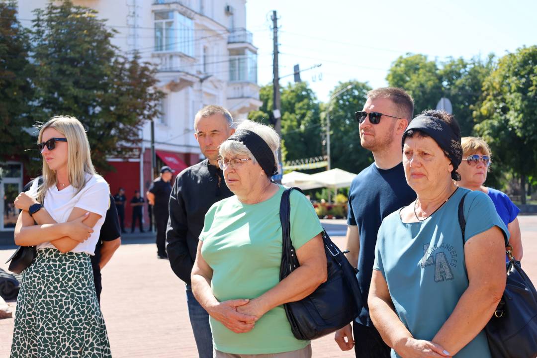 Перша річниця трагедії: в Чернігові вшанували пам'ять загиблих внаслідок ракетного удару рф 19 серпня