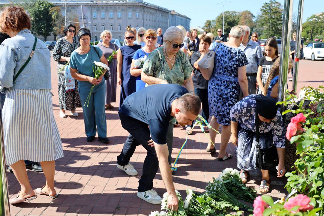 Перша річниця трагедії: в Чернігові вшанували пам'ять загиблих внаслідок ракетного удару рф 19 серпня