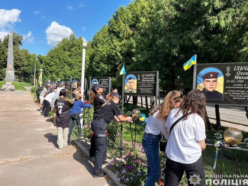 Символічні стрічки в пам’ять про героїв: на Чернігівщині провели  патріотичну акцію