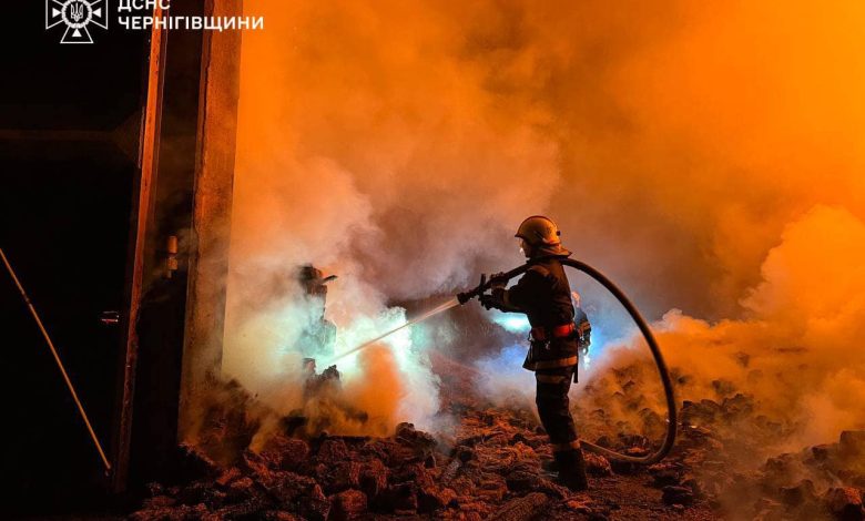 У Чернігові горіло приміщенні виробничо-складського призначення (Фото)