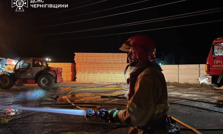 У Чернігові горіло приміщенні виробничо-складського призначення (Фото)