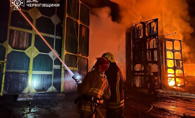 У Чернігові горіло приміщенні виробничо-складського призначення (Фото)