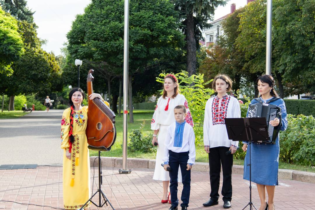 У Чернігові на Красній площі урочисто підняли Державний Прапор України