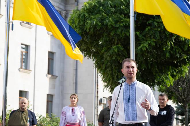 У Чернігові на Красній площі урочисто підняли Державний Прапор України