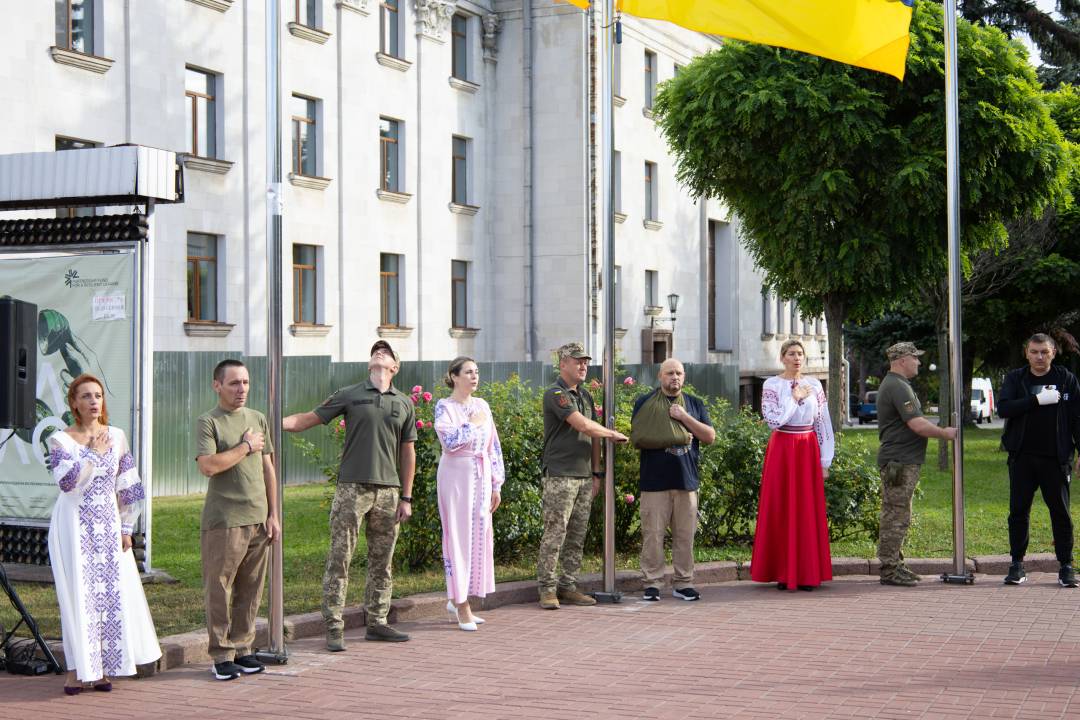 У Чернігові на Красній площі урочисто підняли Державний Прапор України