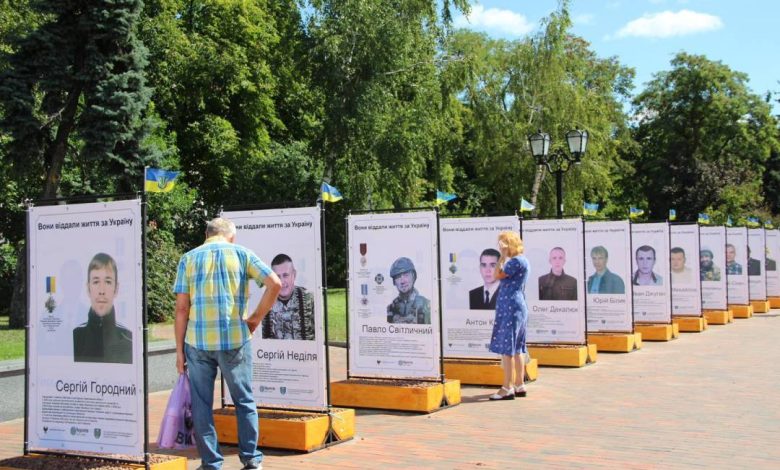 У Чернігові оновили фотовиставку, присвячену загиблим Героям (Фото)