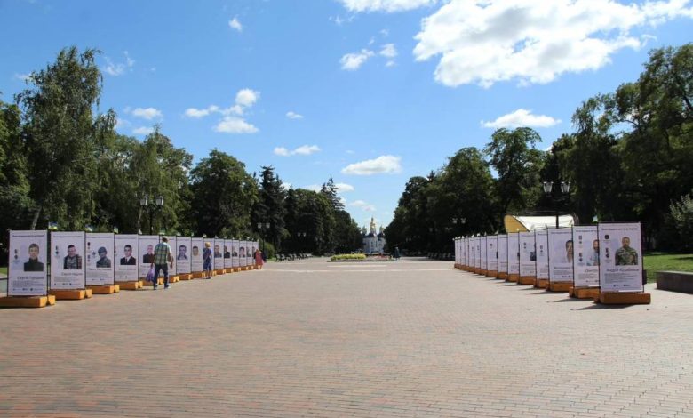 У Чернігові оновили фотовиставку, присвячену загиблим Героям (Фото)