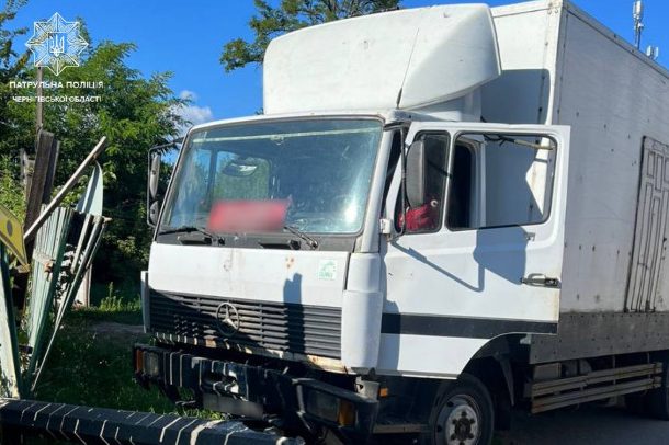 У Чернігові п’яна водійка вантажівки в’їхала в електроопору (Фотофакт)