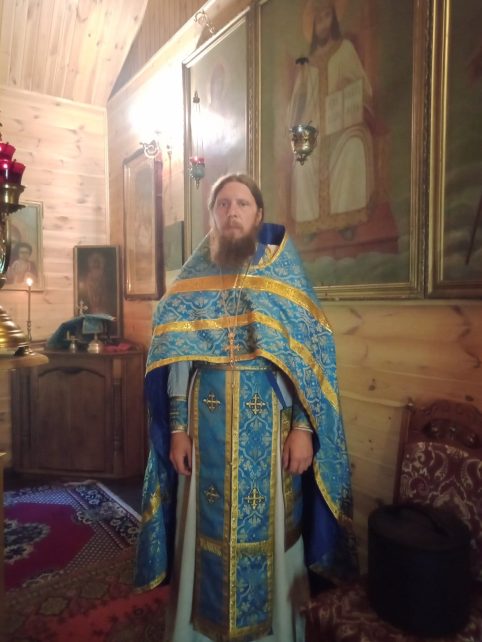 У селі на Чернігівщині місцевий священник понад 20 років самотужки доглядає дуже хворого сина