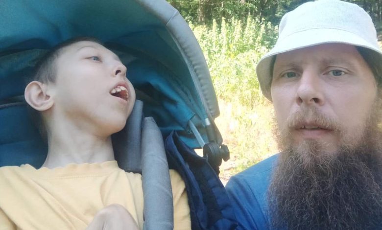 У селі на Чернігівщині місцевий священник понад 20 років самотужки доглядає дуже хворого сина