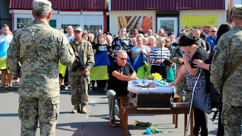 На Чернігівщині поховали солдата Андрія Загладу