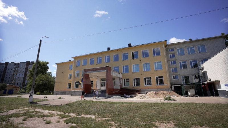 Як у Чернігові розпочала новий навчальний рік школа №19, де батьки учнів проти її перепрофілювання у гімназію