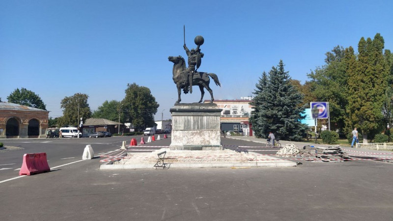 У прикордонному Новгороді-Сіверському на Чернігівщині ремонтують пам'ятник князю Ігорю: скільки це коштує