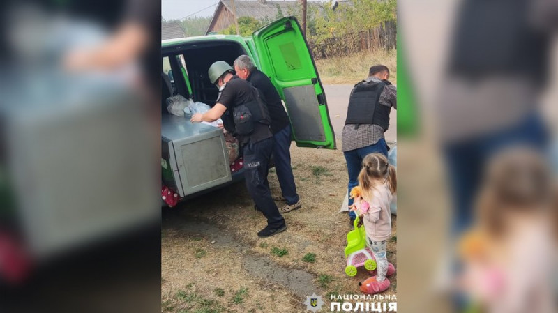 З прикордоння Чернігівщини евакуювали багатодітну родину, яка жила у селі за три кілометри від Росії