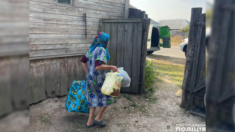 Згорів будинок через обстріли: з прикордоння Чернігівщини евакуювали жінку, яка жила за 1,5 км від Росії