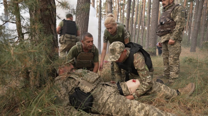 Мінно-вибухова справа та тактична медицина: на Чернігівщині пройшло навчання новобранців прикордонного загону