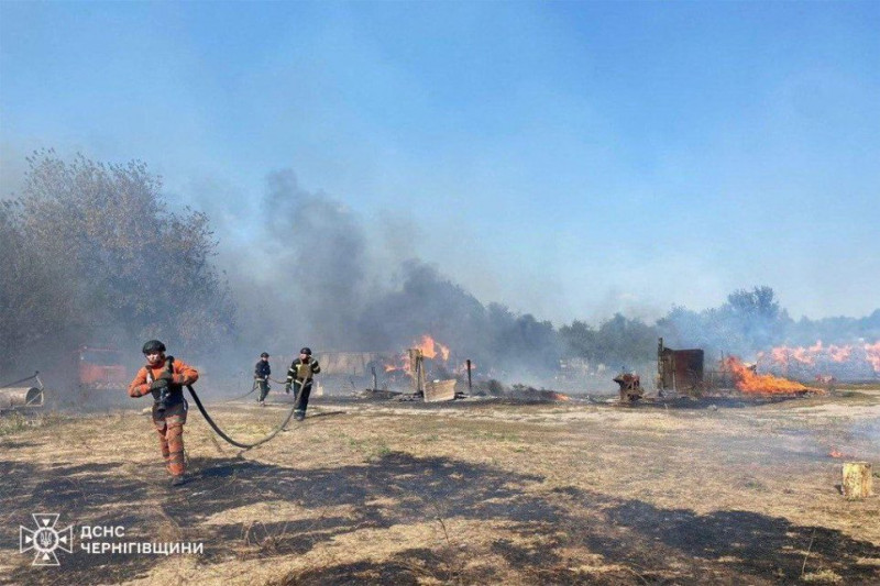 Через ворожі обстріли протягом доби на Чернігівщині загорілися 30 домогосподарств (Фото)