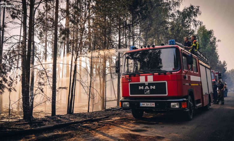 Чернігівські рятувальники ліквідовують масштабну пожежу на Київщині (Фото, Відео)