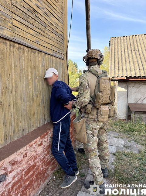 Гранатомети, автомати та гранати: на Чернігівщині поліцейські перекрили канал збуту вогнепальної зброї (Відео)