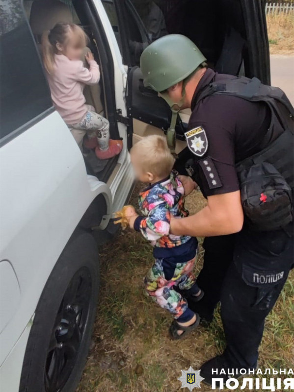 На Чернігівщині поліцейські евакуювали з прикордоння багатодітну родину (Фото)