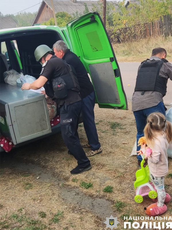 На Чернігівщині поліцейські евакуювали з прикордоння багатодітну родину (Фото)