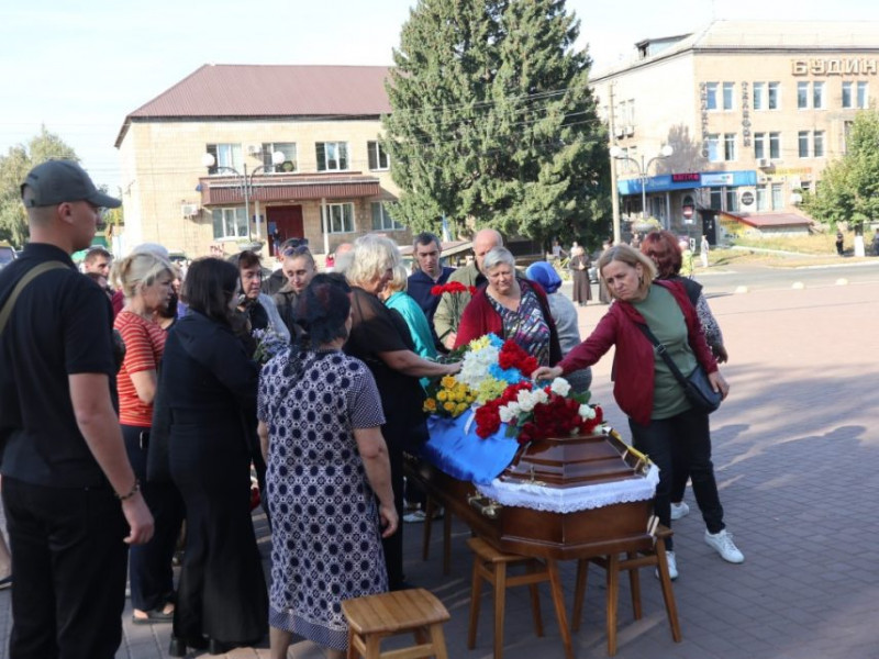 На Чернігівщині попрощалися з багатодітним батьком, захисником, який загинув на війні