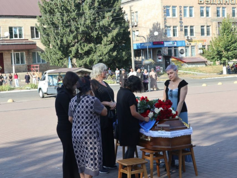 На Чернігівщині попрощалися з багатодітним батьком, захисником, який загинув на війні