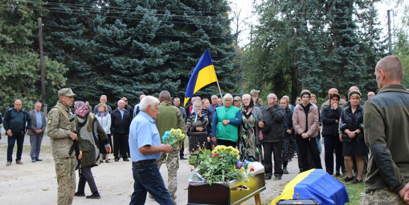 На Чернігівщині провели в останню путь молодого воїна, який трагічно загинув на фронті