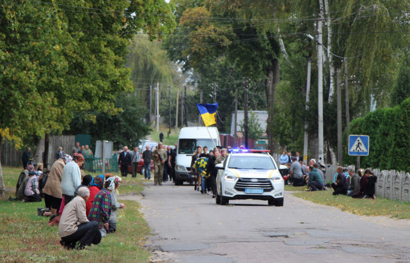 На Чернігівщині провели в останню путь молодого воїна, який трагічно загинув на фронті